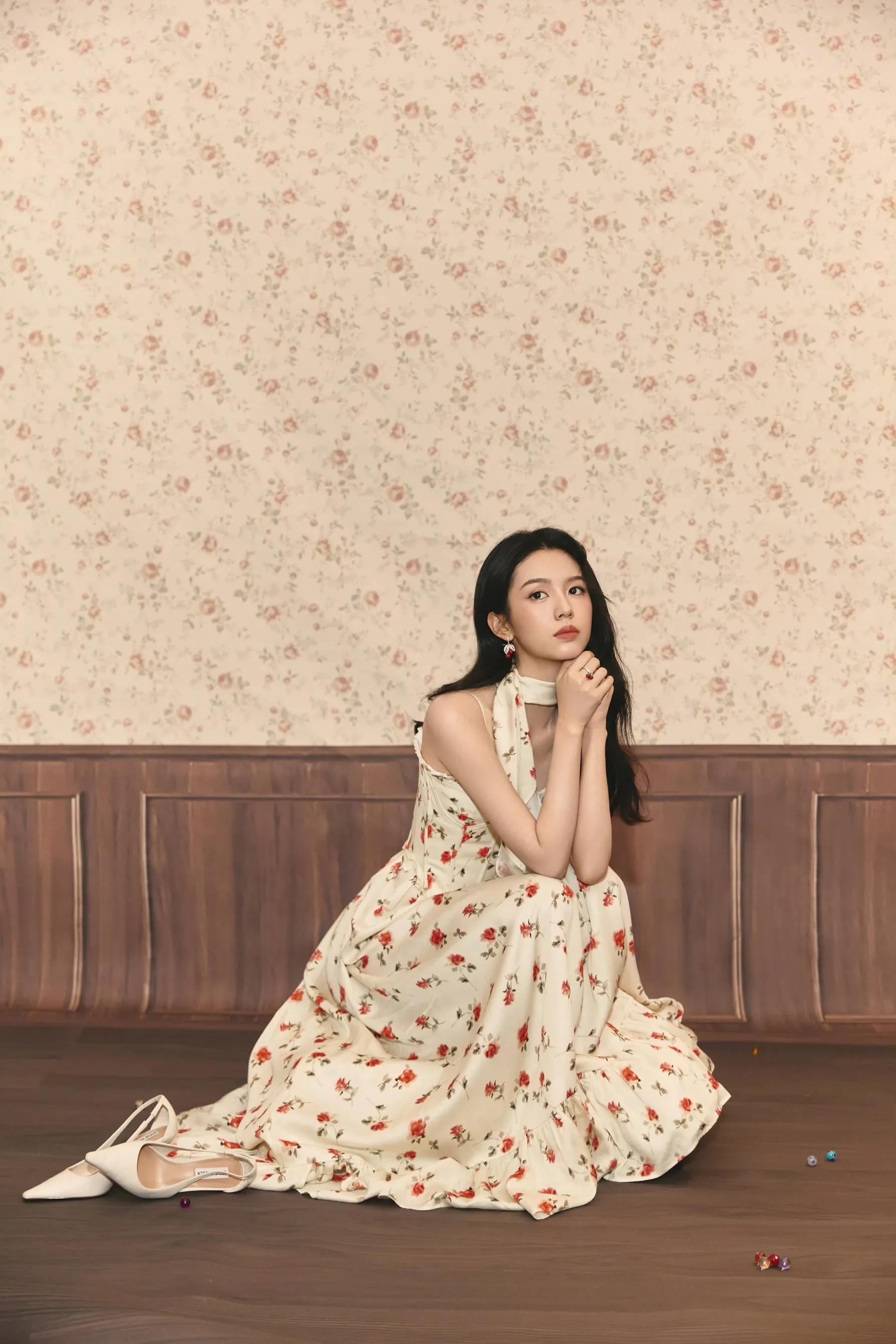 周也吊带裙写真