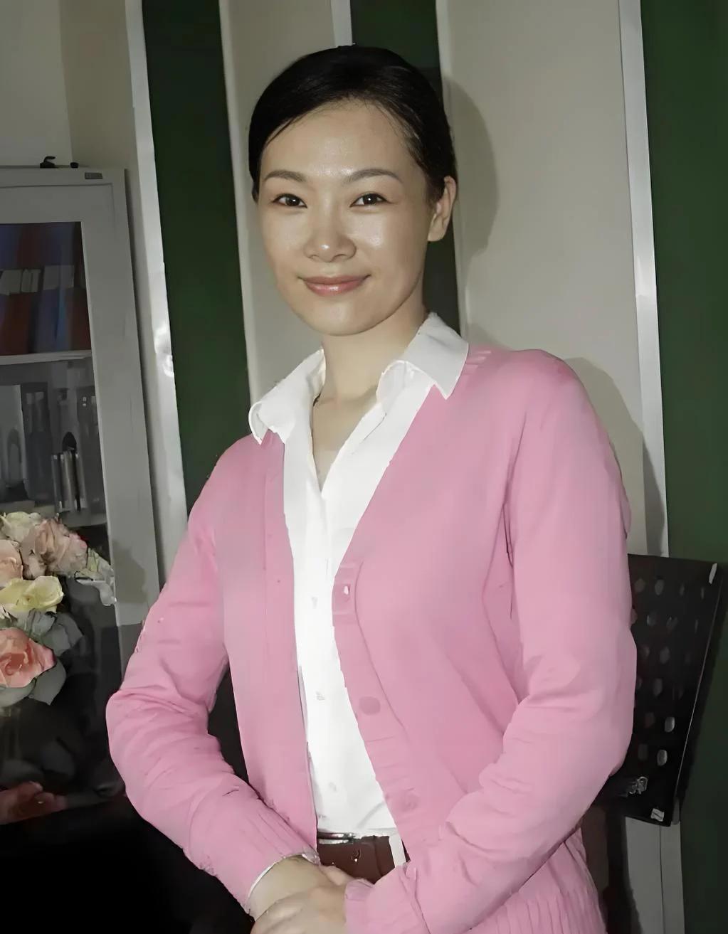 男友病逝后悲伤欲绝,54岁单身无儿无女,如今吕薇后悔了吗