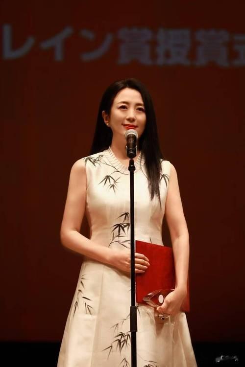 杨童舒现状：50岁年轻的像30岁，是大学教授，儿子长相帅气很像她