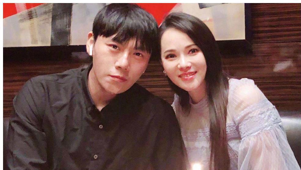 58岁伊能静终于不再隐瞒！公开和秦昊结婚真相，原来庾澄庆当初真没说谎