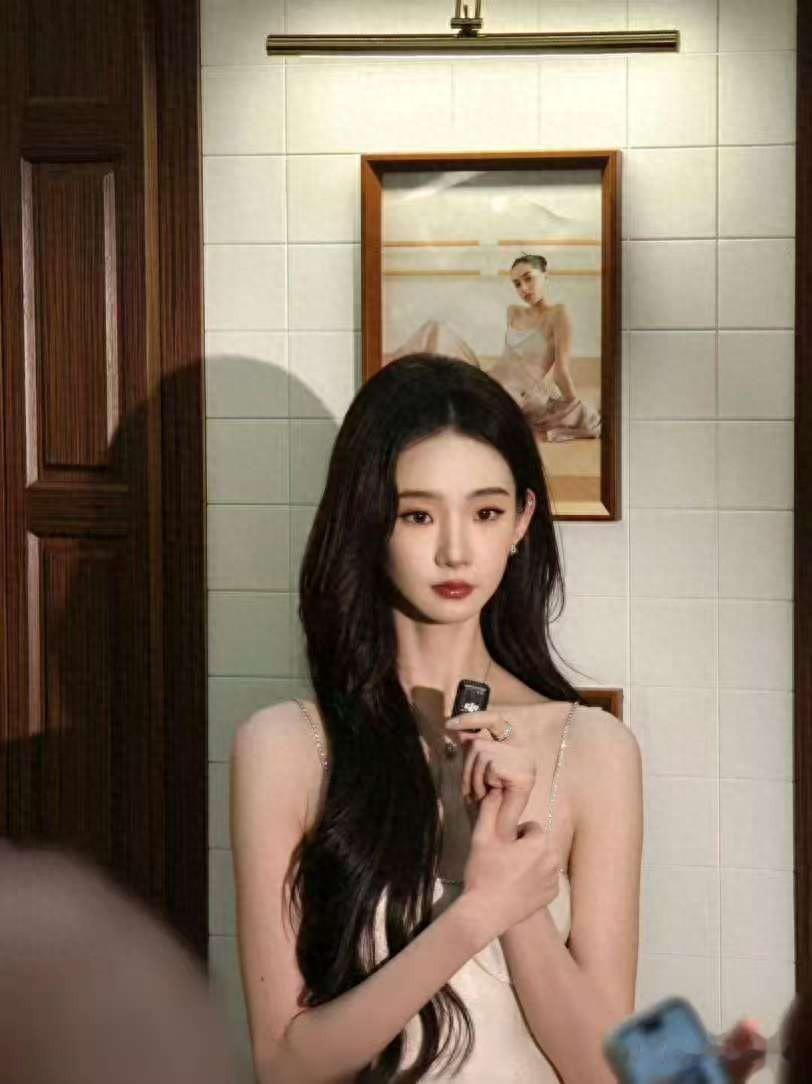 张艺凡回应脱鞋合照