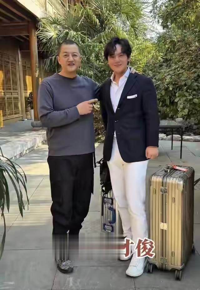 和哥哥冰释前嫌，李亚鹏哭了，隔阂解开引泪目，点赞前妻网友炸锅