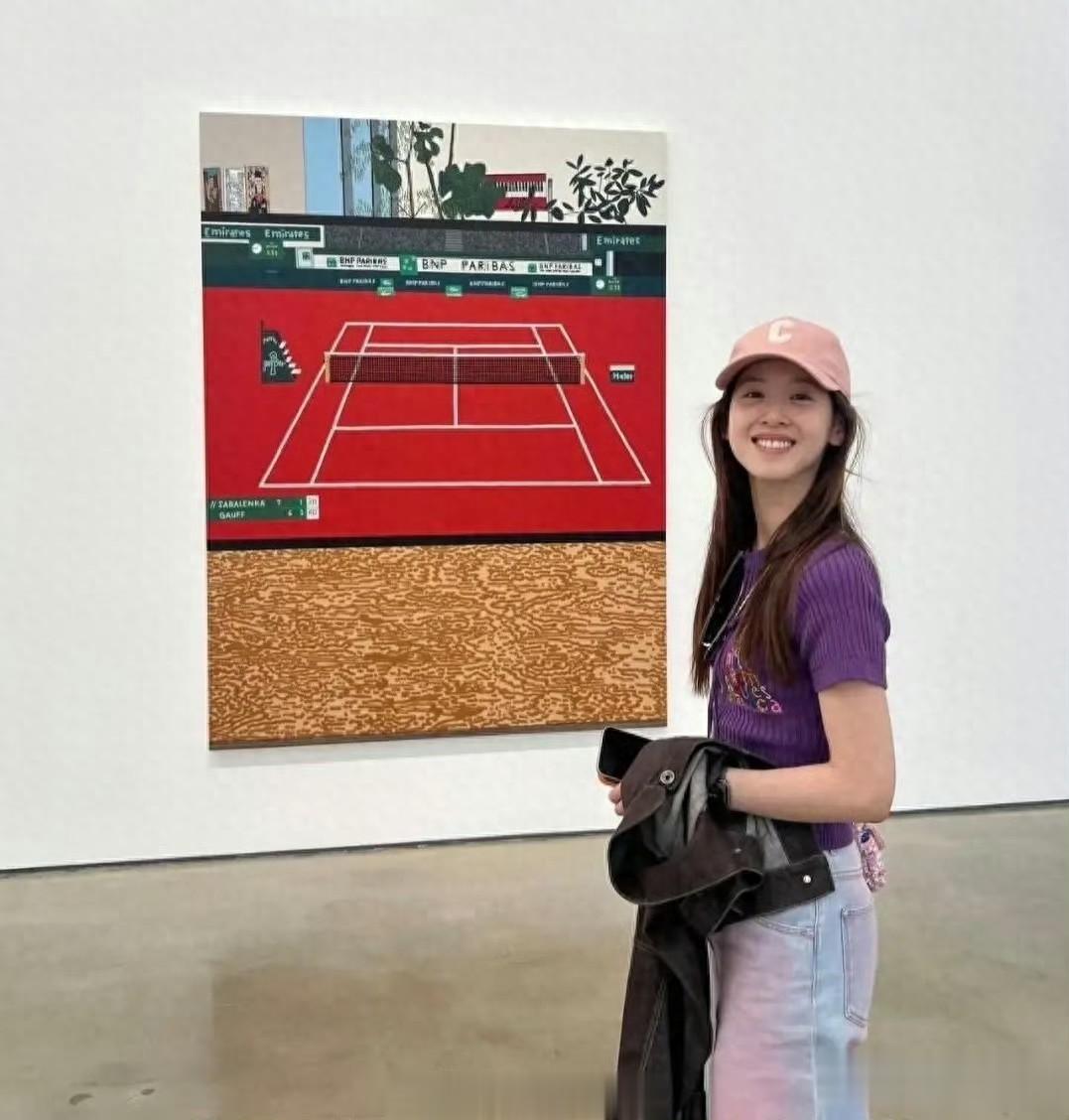 33岁章泽天去参观洛杉矶一位艺术家的工作室，她的穿衣打扮好少女