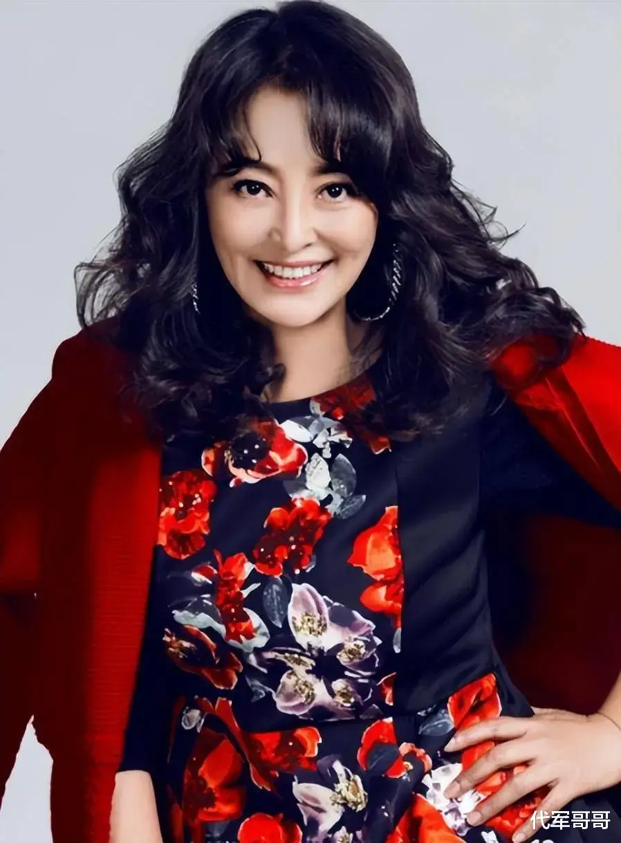 62岁李勤勤近况曝光！经历三次失败跨国婚姻，与34岁儿子相依为命