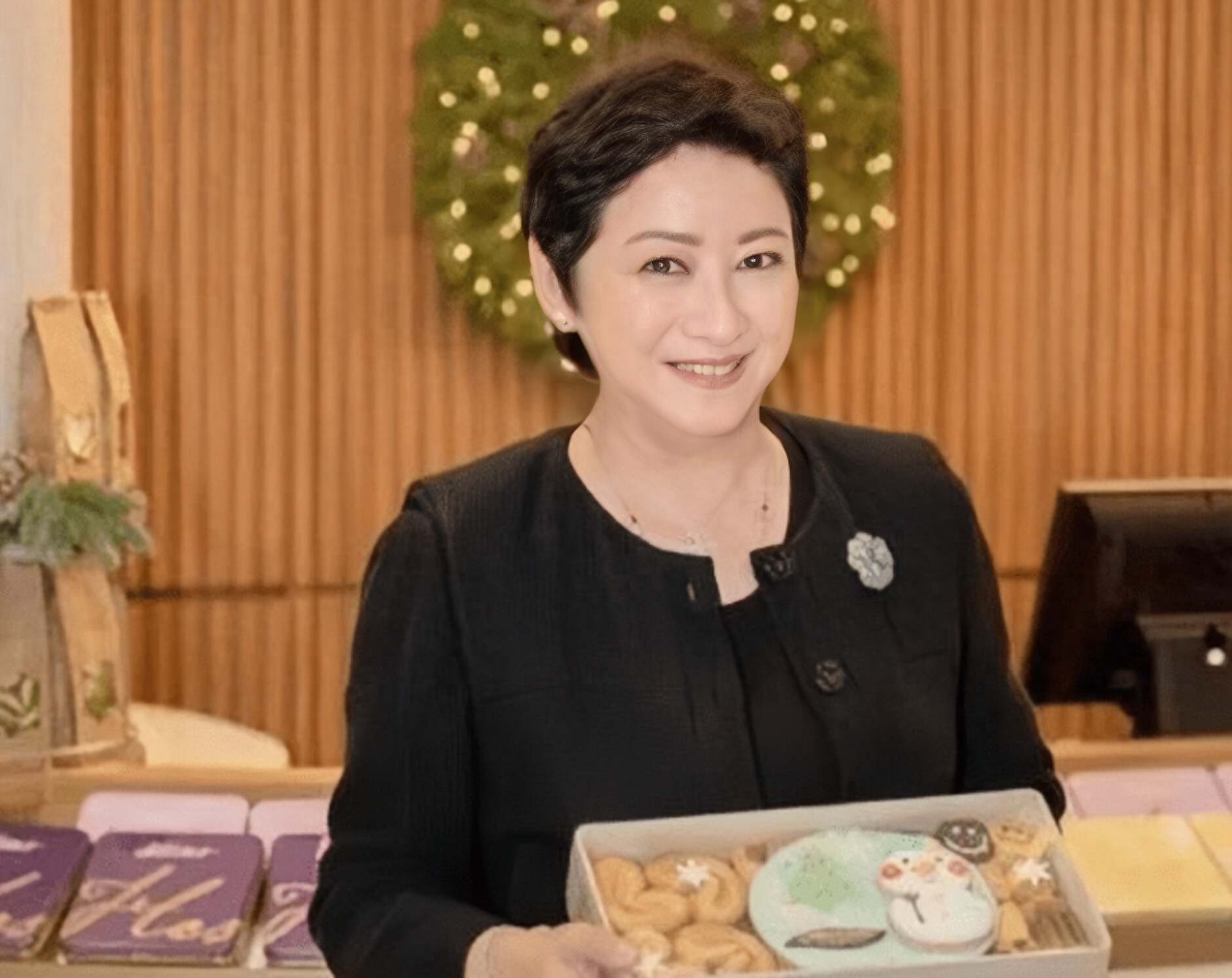 恭喜！香港知名女星卖曲奇年销售额过亿，离婚后直接净身出户