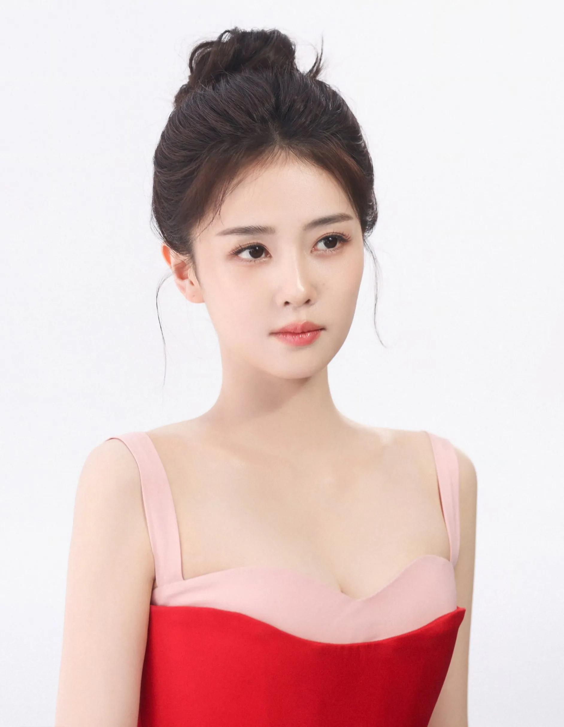 白鹿丸子头写真美图