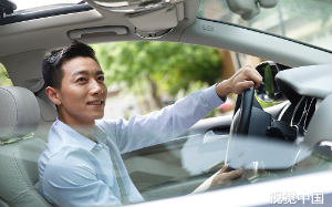 黑心司机坐地起价威胁不发车，我调来20辆路虎送员工，让他丢饭碗坐牢！
