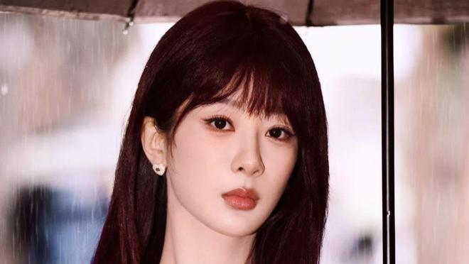 杨紫罗马秀翻车！红发粉裙又土又显老