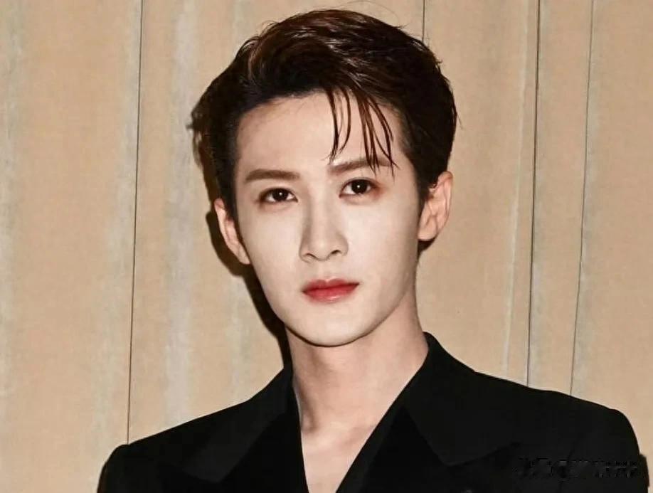 檀健次恋爱风波越演越烈！本人日本上学经历被扒，全家被质疑亲日