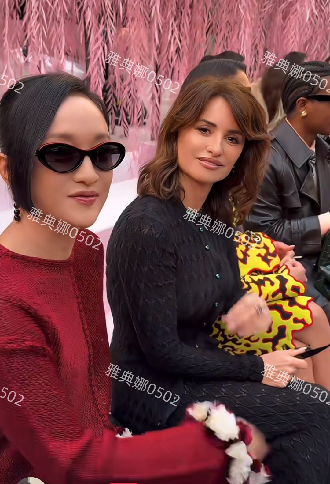 香奈高定秀上的周迅，一身红衣表情灵动但个子小衣服有点撑不起来