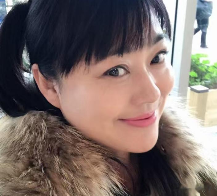54岁李菁菁瘦身成功，已经吃素好多年了，高秀敏女儿是她的恩人