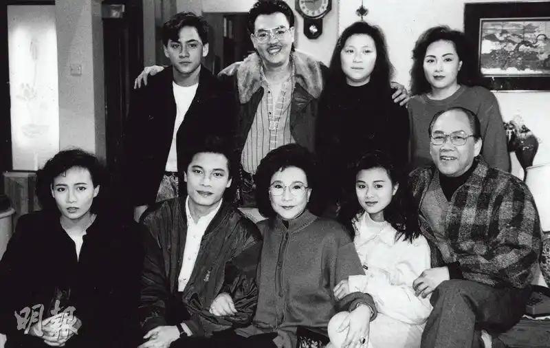 她嫁圈外丈夫，婚后生4个子女，都是香港大学毕业的