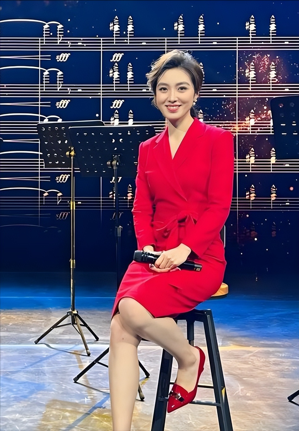 上海主持何卿：曾和国脚谈恋爱，多次亮相央视，如今女儿成她骄傲