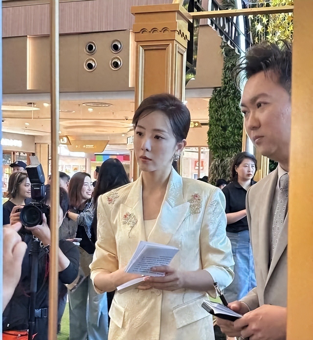 落难的凤凰不如鸡，这些沦落到给景区打工的明星，一个比一个心酸
