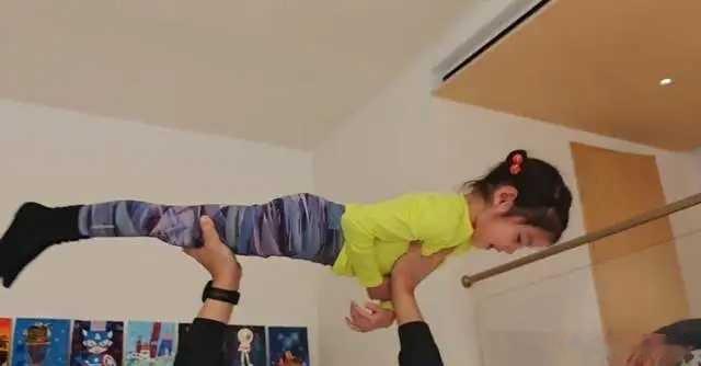 张梓琳晒春节动态,老公将女儿举起臂力超强,俩女儿大长腿超吸睛
