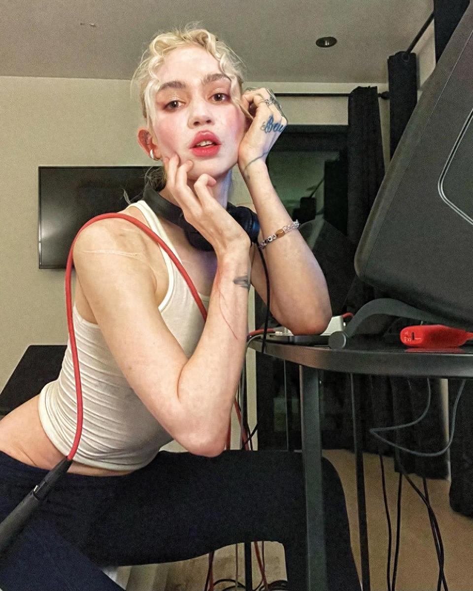 马斯克三个娃的38岁妈妈在线求职，引发争议，“经济衰退的标志”