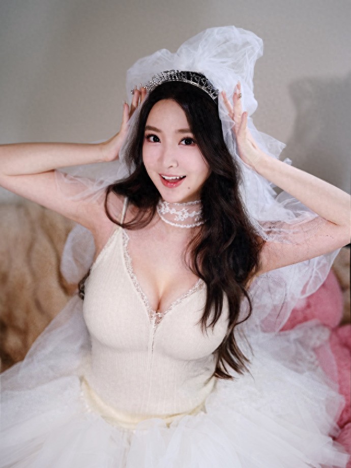 体育主持人郭珺私房写真，这身材谁看都心动，真极品