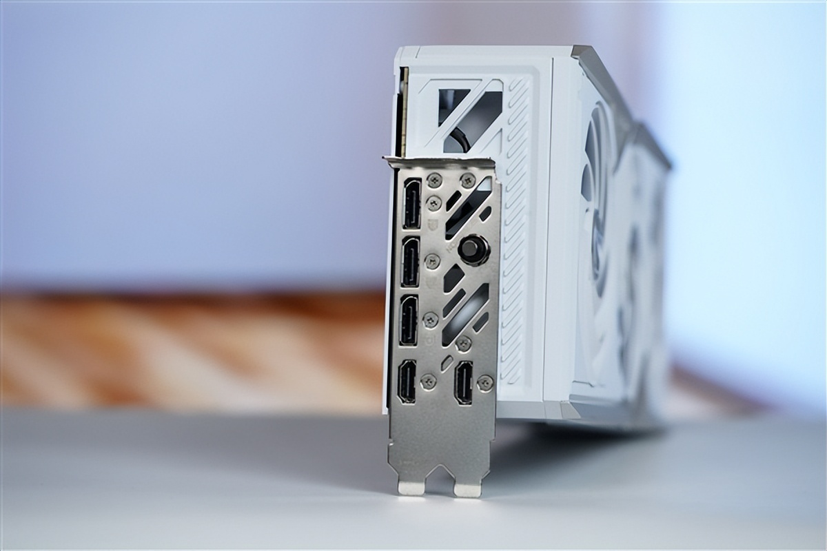 全鋁CNC+白火神顯卡 七彩虹定制主機圖賞
