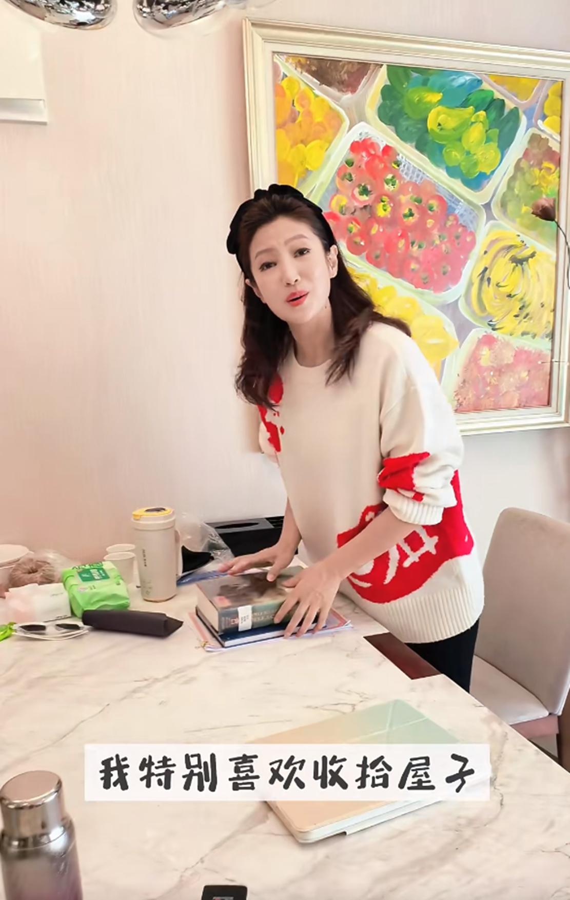 主持人春妮小年扫房子，与刚强北京住大别墅，房子装修豪华有格调