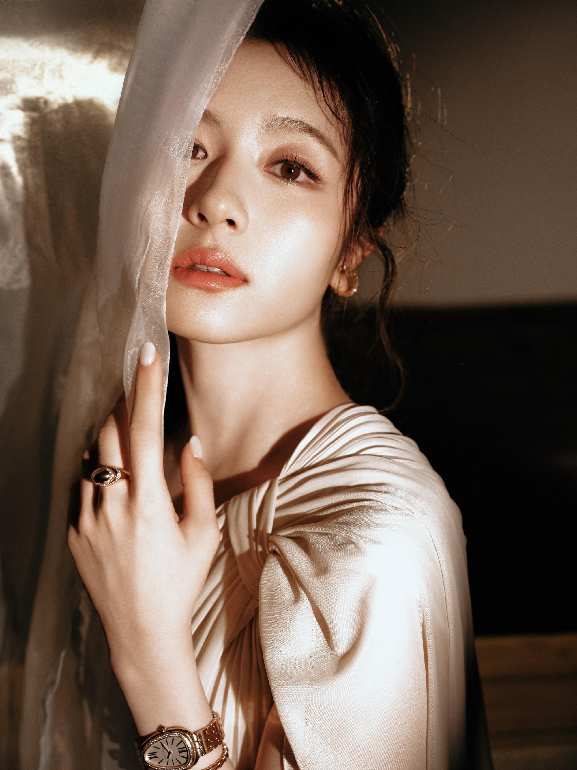 李兰迪纯白斜肩抹胸连衣裙