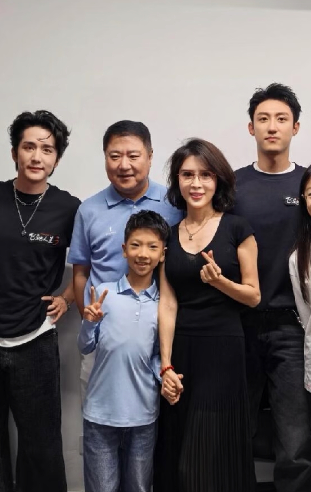 金巧巧一家三亚过年，富豪老公于东罕露脸 带俩孩子追星互动很恩爱