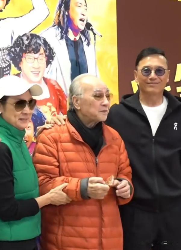 83岁卢海鹏开演唱会，上台颤颤巍巍要人扶，和小8岁陈百祥像父子