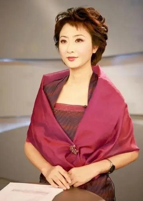 她是美女主持，苦恋6年换来丈夫出轨，曾因公开曝光其丑闻被停职