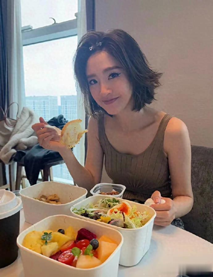 唐艺昕长相真舒服啊，怪不得张若昀这么爱她。