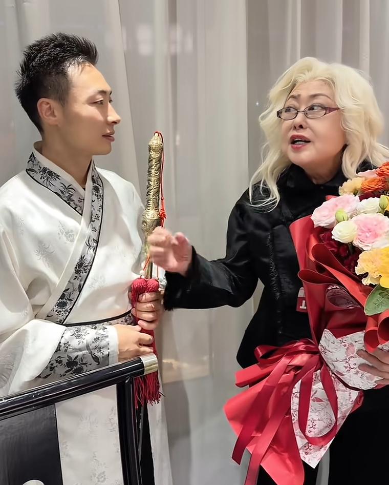 尾骨裂伤、瑞士老公去世，76岁斯琴高娃近况曝光，担忧的事发生了