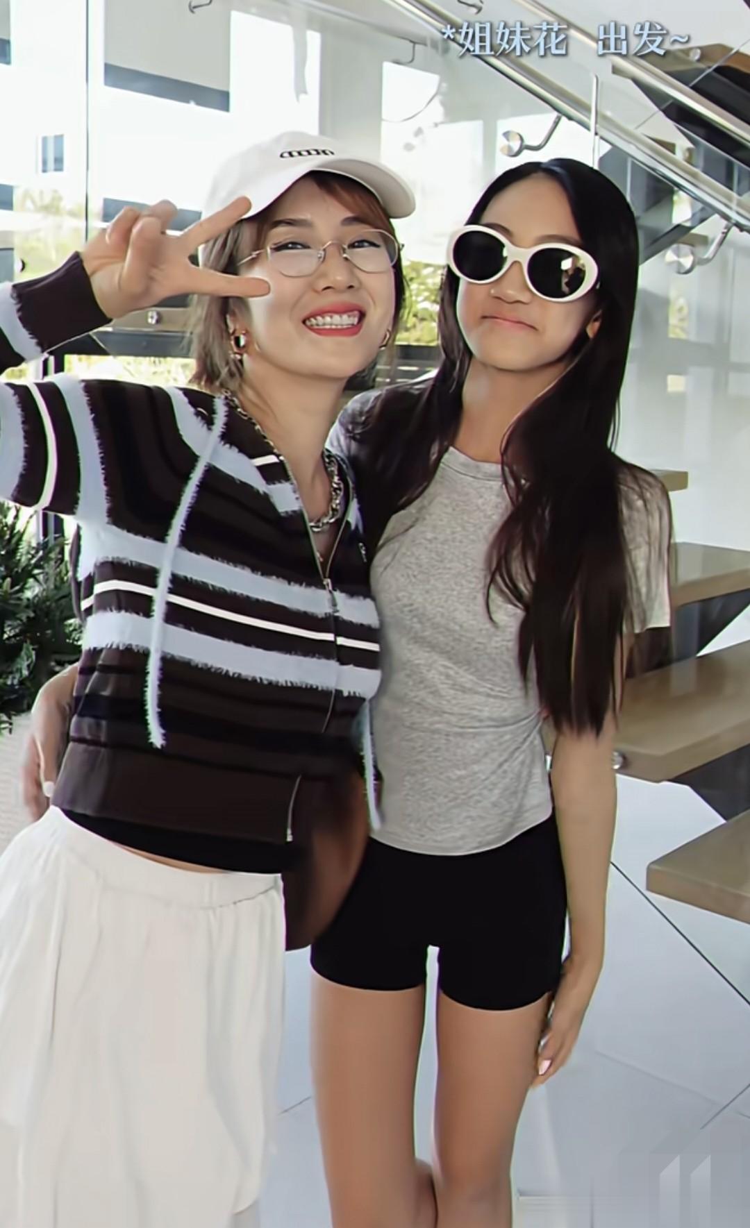 李念在美国逛街买衣服，14岁大女儿出镜气质真好，又瘦又高像模特