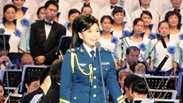 舞台上那个歌声温暖动人的女高音，曾经让无数中年观众为之动容
