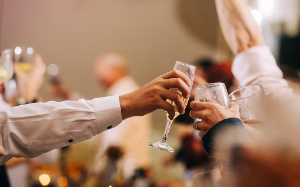 经理强制让我给李总敬酒，他说酒精过敏又不会死人。我笑了笑：也行，谁叫李总是我亲舅舅呢