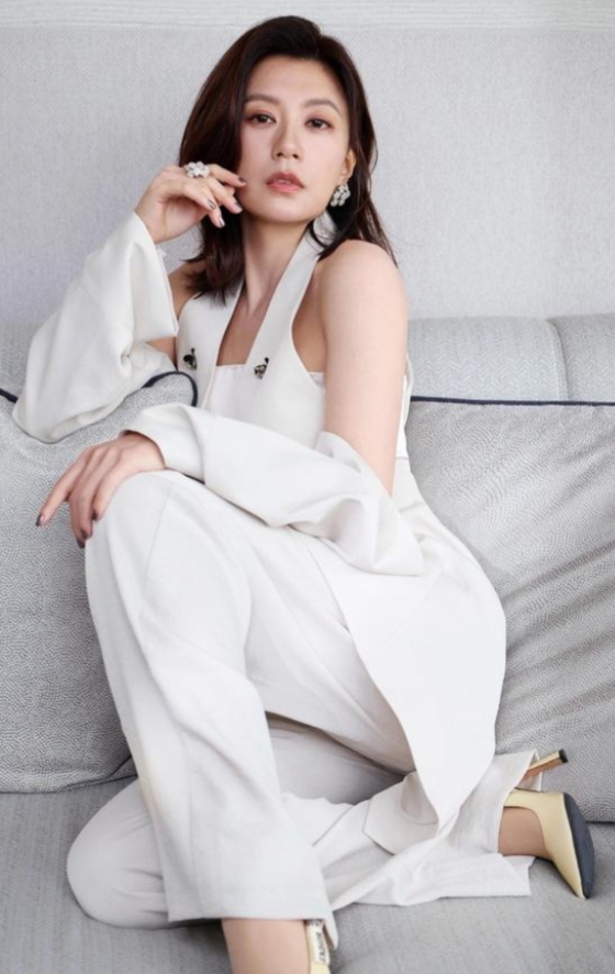 美到犯规，贾静雯白色露肩装，优雅气质杀