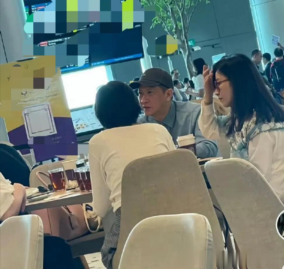 62岁张家辉和老婆关咏荷在新加坡餐馆喝早茶被偶遇,状态真好