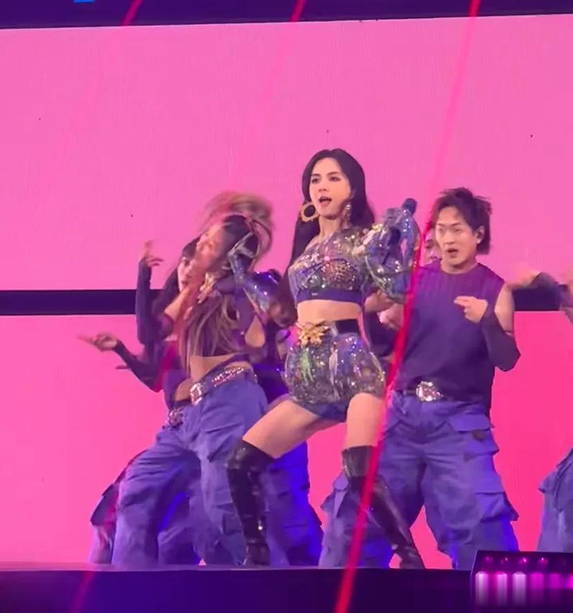 Ella西安演唱会，穿露脐装秀身材，吸气到肋骨外翻看着真毫无美感