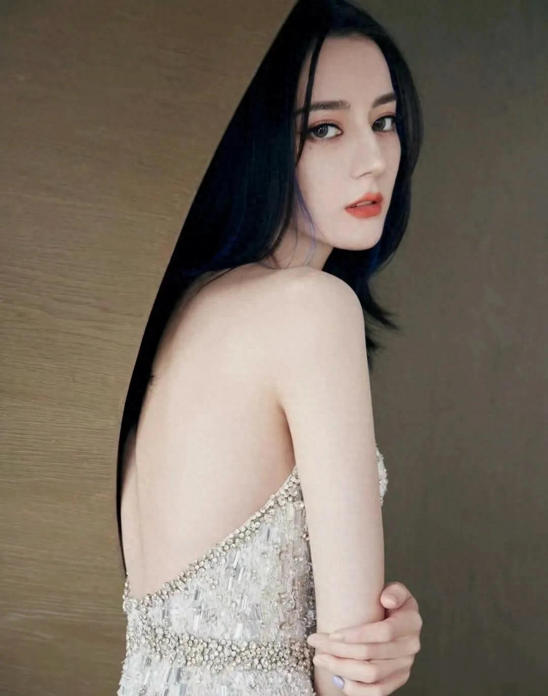 迪丽热巴，明艳妆造，抹胸大露背，好美呀