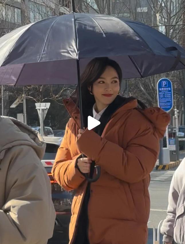 唐嫣拍戏被偶遇,1米72踩高跟鞋鹤立鸡群,穿棉袄打遮阳伞好另类