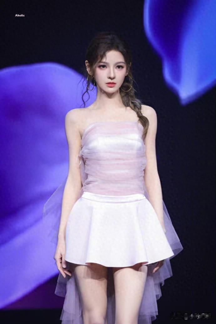张予曦|粉色薄纱裙造型,将优越的直角肩与天鹅颈衬托得更加精致 ???