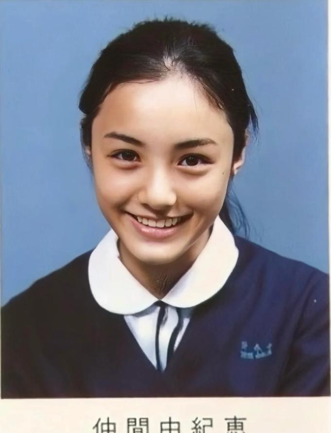 她是黑长直最美的日本女星 却为出轨丈夫生下双胞胎，如今48岁变胖