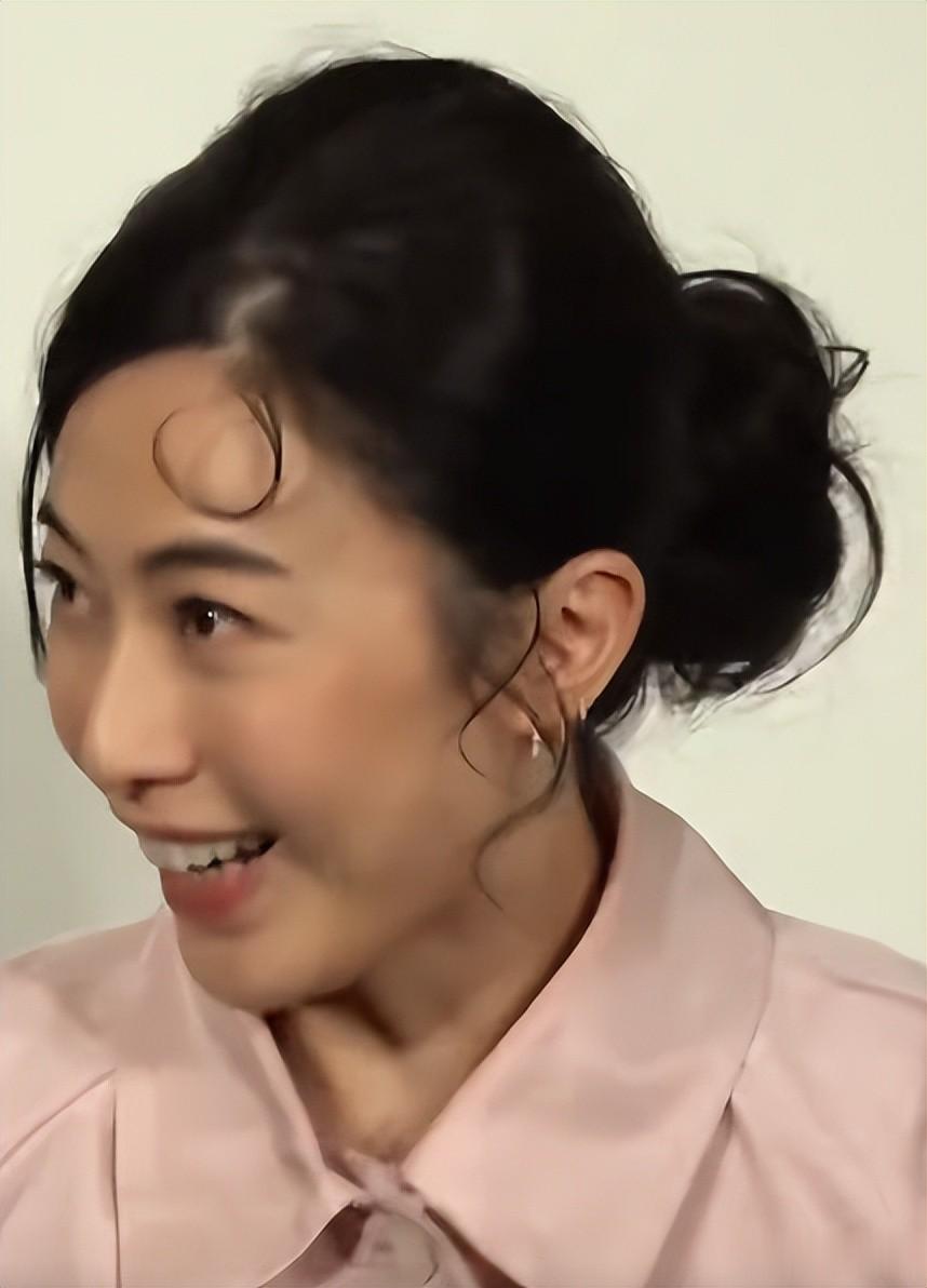 香港活动太真实！郑秀文脸肿，李现瘦成皮包骨，甘比拎51万包土气