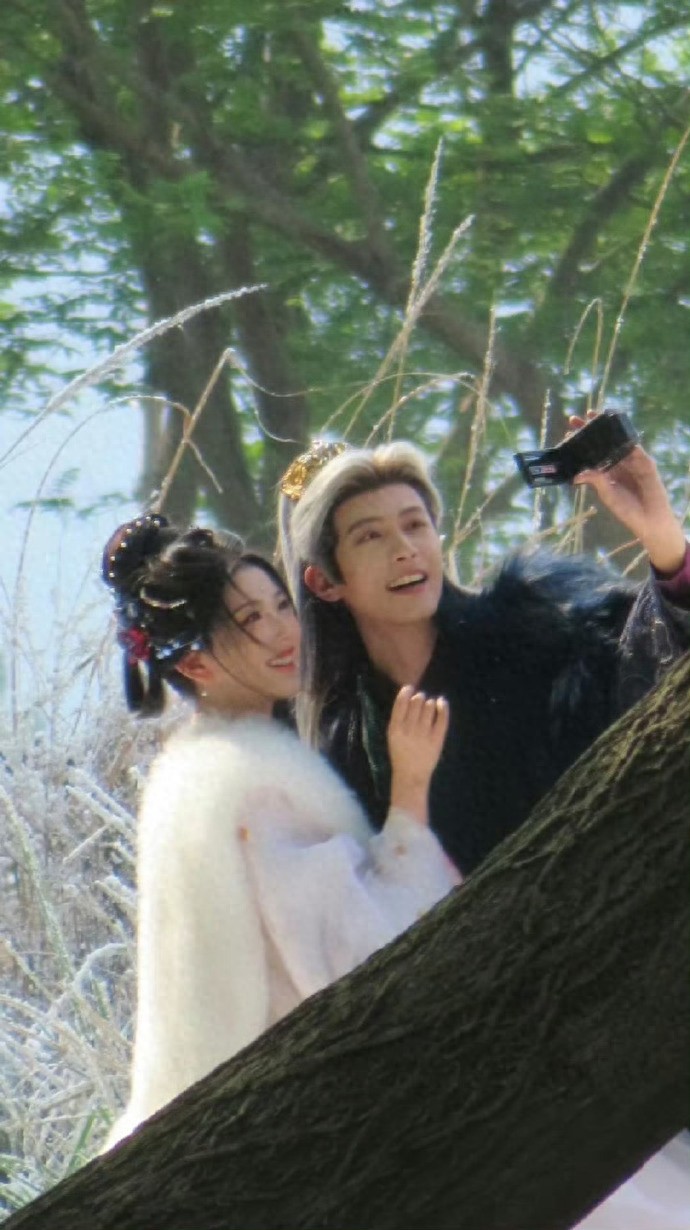 孔雪儿邓凯浴池戏封神，戏内强制拉扯，戏外害羞到耳尖发红