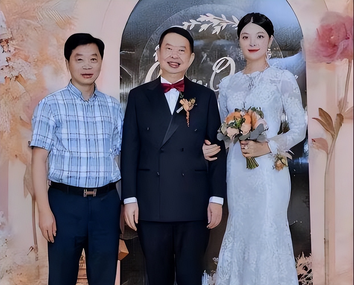 原配去世1年多，她嫁大25岁富豪，继子比她大1岁，如今是顶级富豪