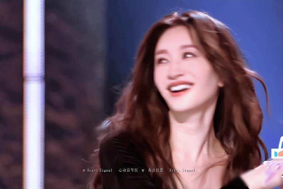 李小冉五十岁上浪姐皮肤发光像少女有人夸她逆龄，有人骂节目造假