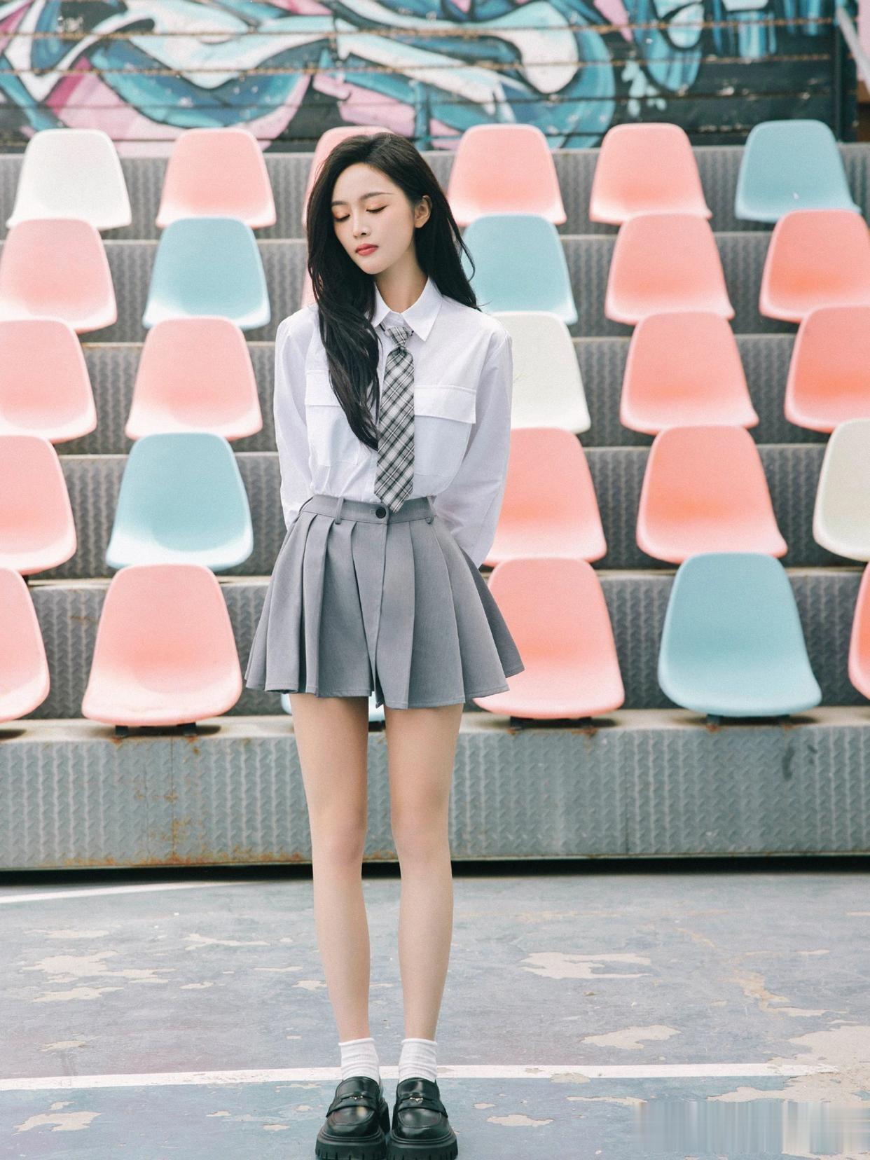 吴宣仪，校园学姐穿，白衬衣小灰裙，美腿白袜子，纯美可人。