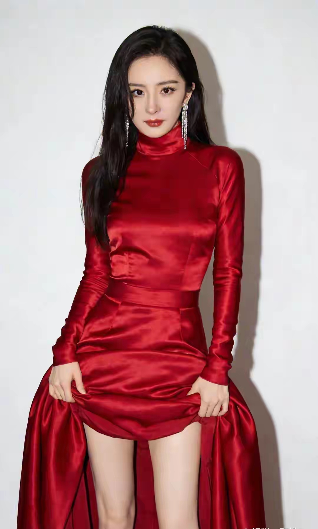 红绸曳地,杨幂这一身把明艳与温柔穿到极致