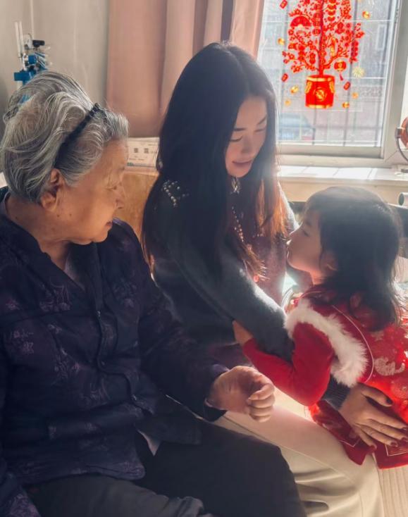 朱珠一家给奶奶拜年,香奈儿随手扔地上,100岁奶奶看着好显年轻