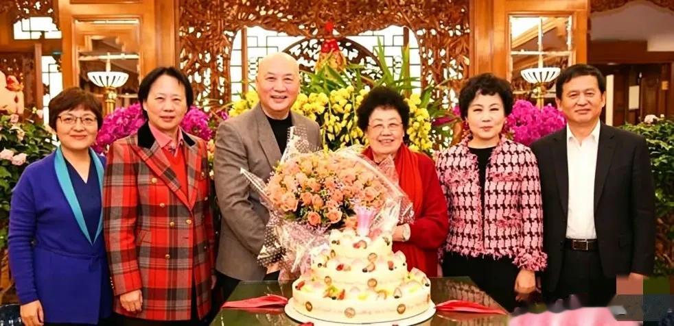 90年代，陈丽华年轻时，一张罕见的留影，出身于正黄旗，白手起家