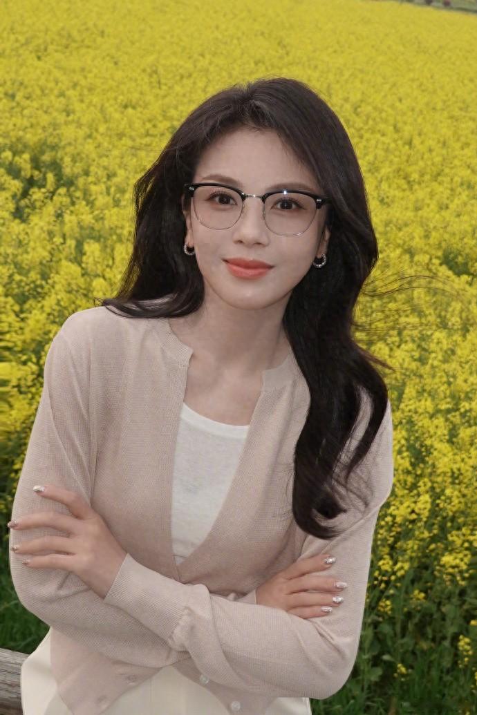 刘涛徜徉油菜花海