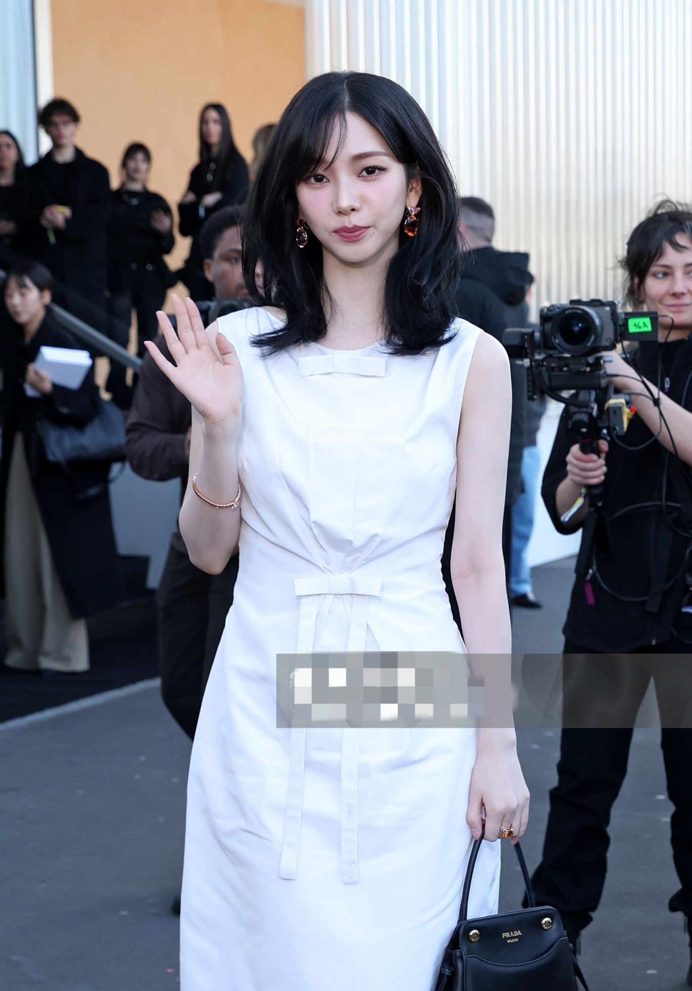 韩国歌手柳智敏出席米兰Prada大秀，一身白色连衣裙，清纯靓丽