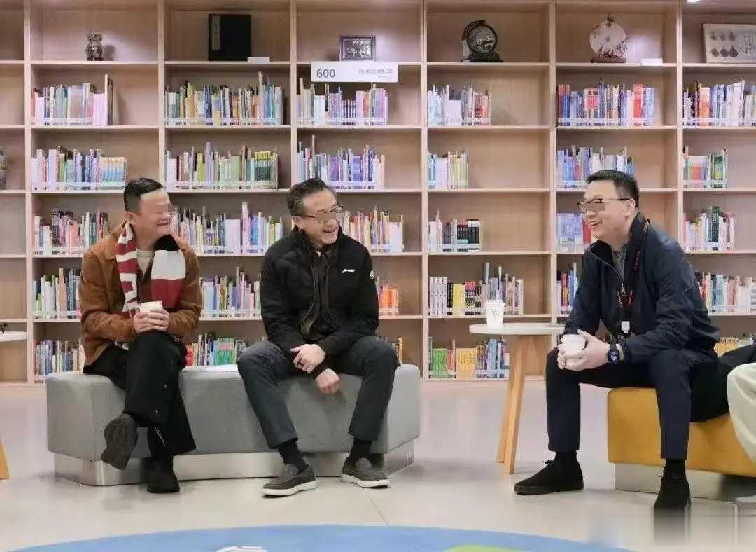 马云穿六万的拉夫劳伦外套 鞋是索康尼 鞋底一点灰也没有 很爱干净